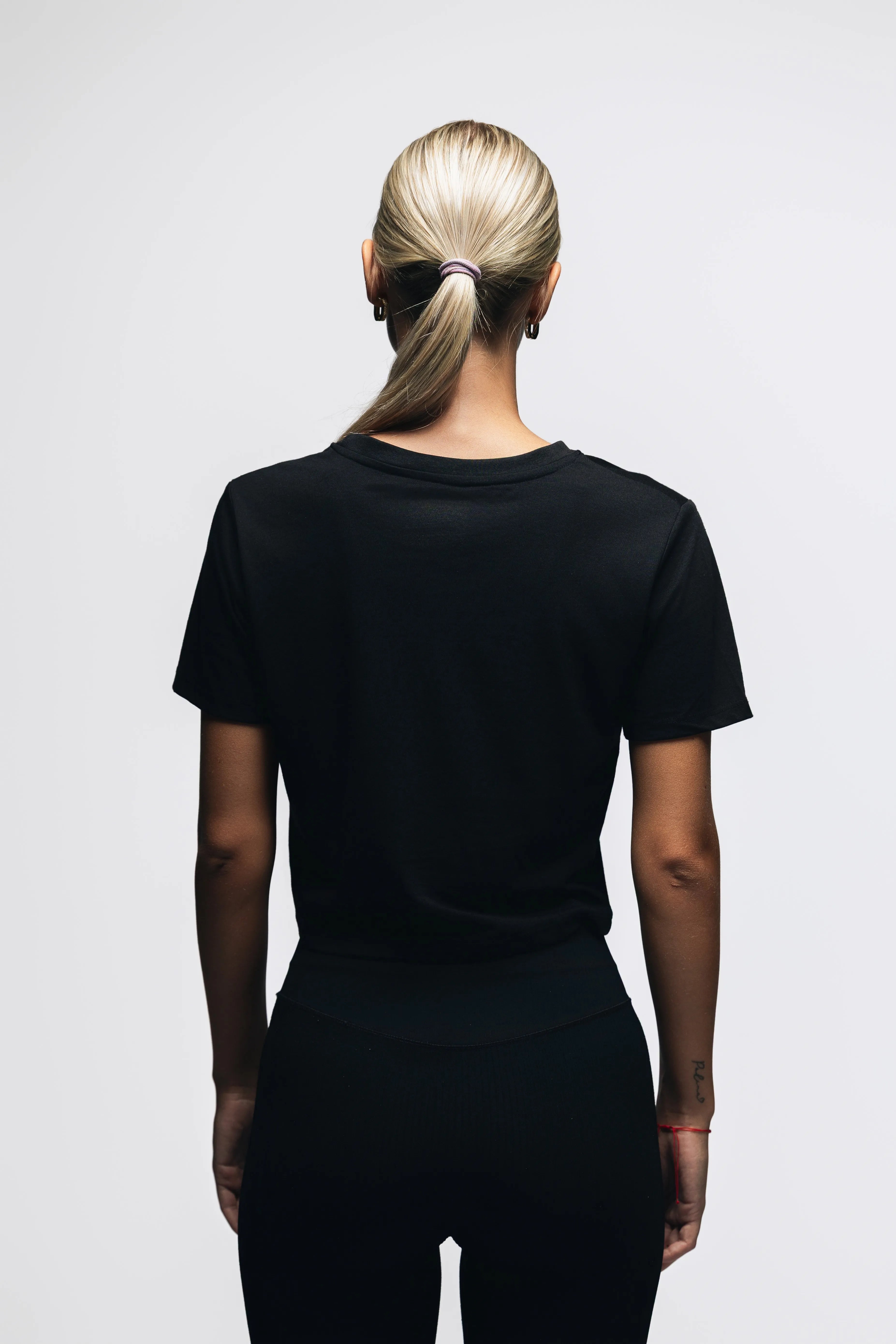 ESSENTIALS Crop Top Black (W)